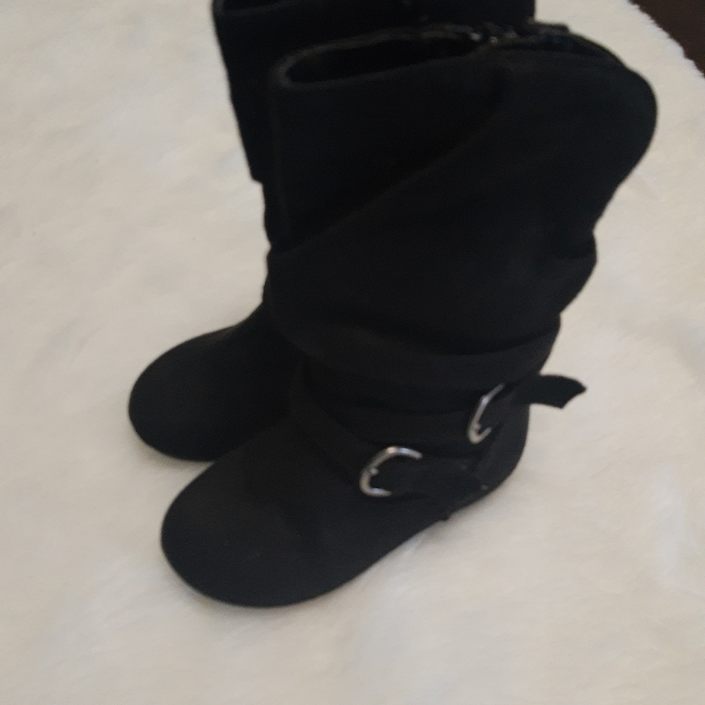 Smart fit Girls suede toddler boots.